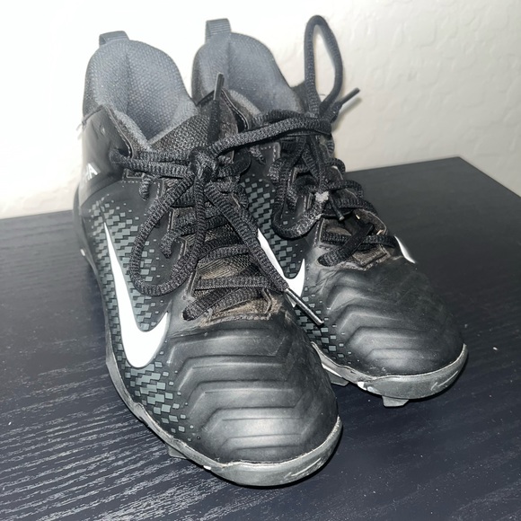 Nike Kids Cleats - Picture 2 of 3